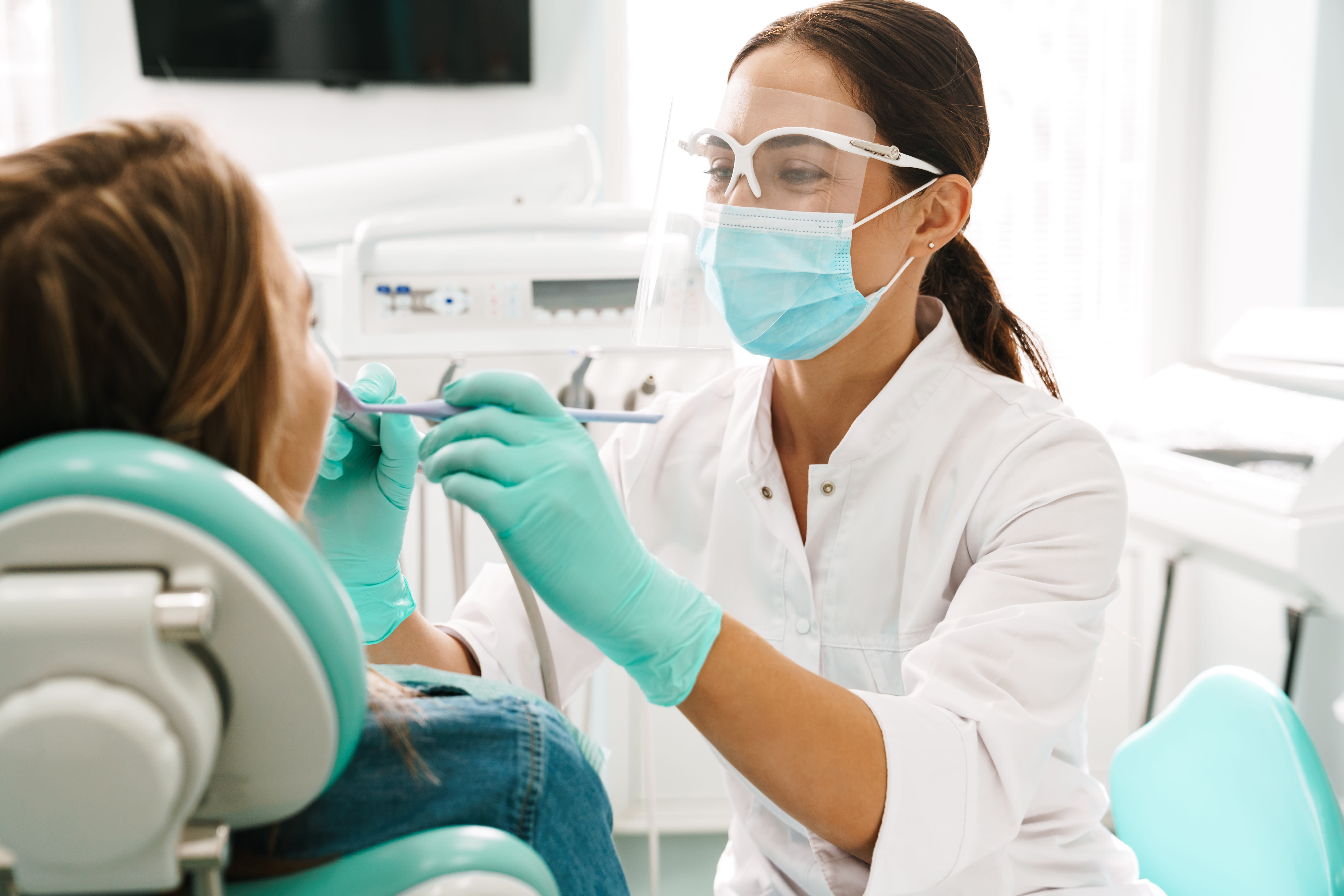 https://www.istockphoto.com/photo/shot-of-a-patient-and-assistant-interacting-in-a-dentist-office-gm1370641643-440146867?phrase=dentist%20associate